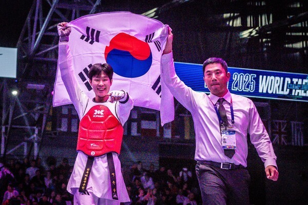 서은수(완쪽) 지난해 중국 우시 세계태권도선수권대회에서 우승을 차지한 뒤 남윤배 코치(오른쪽)와 세레머니를 하고 있다.