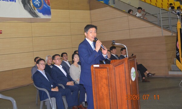 송석중 충청북도태권도협회장이 대회사를 하고 있다.